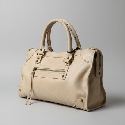 Borsa in Pelle Beige con Manici Intrecciati e Dettagli Metallici