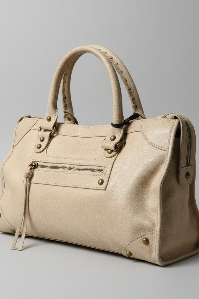 Borsa in Pelle Beige con Manici Intrecciati e Dettagli Metallici