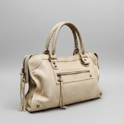 Borsa in Pelle Beige con Manici Intrecciati e Dettagli Metallici